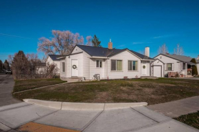 Professionally Designed Central Idaho Falls home - 4 bed 2 bath